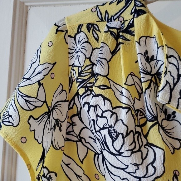 ELLE FLORAL BLOUSE SHORT SLEEVE SPLIT NECK FLOWY BUTTER YELLOW NAVY BLUE SIZE XS - Picture 4 of 8